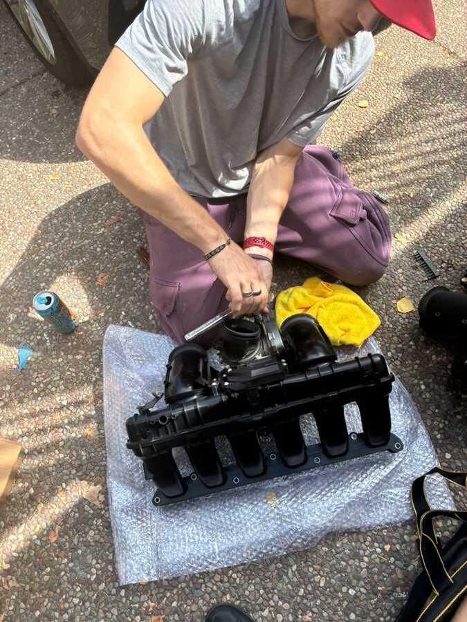 Mechanic assembling a BMW intake manifold
